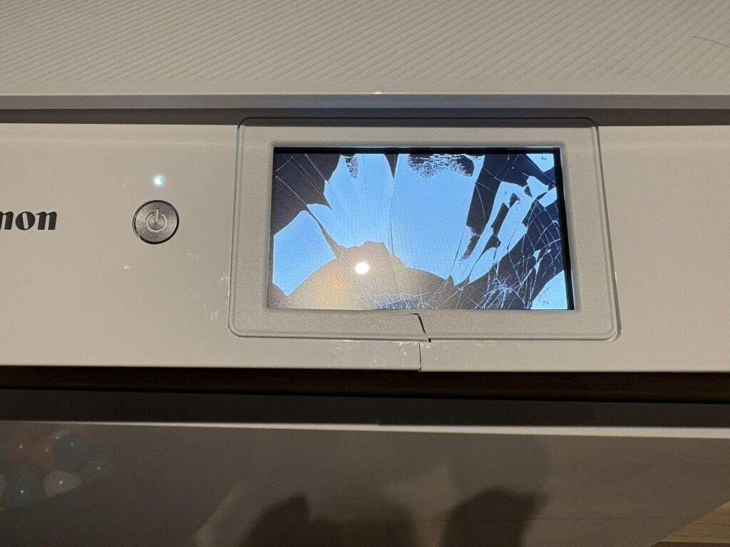 輸送中に割れたプリンター複合機の液晶画面